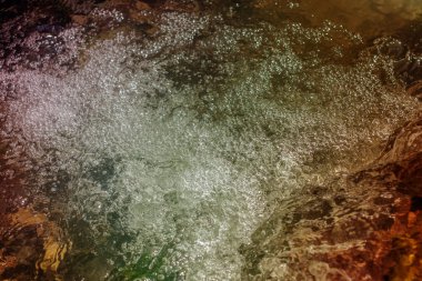 Soyut su renkli arka plan üzerinde bırakır. Tasarım yaratıcı sulu doku. kırmızı, küçük şelale, mavi, yeşil, mor, sarı.