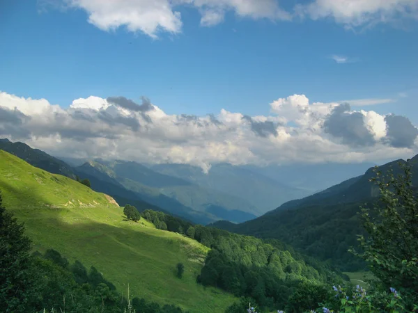 Πολύ Ωραία Θέα Στα Βουνά Της Αμπχαζίας — Φωτογραφία Αρχείου