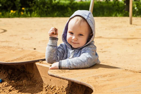 Χαριτωμένο Μικρό Παιδί Που Παίζει Στην Παιδική Χαρά Στο Sandbox — Φωτογραφία Αρχείου