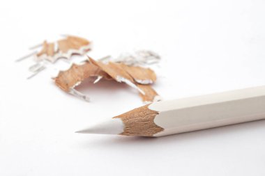 bilenmiş renkli kalemler