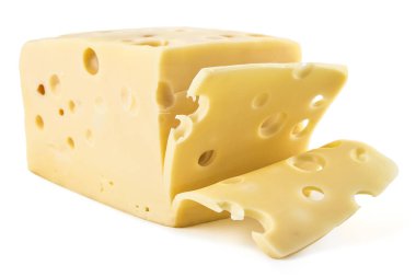 Taze emmental peyniri beyaz zemin üzerine, inek peyniri dilimlenmiş