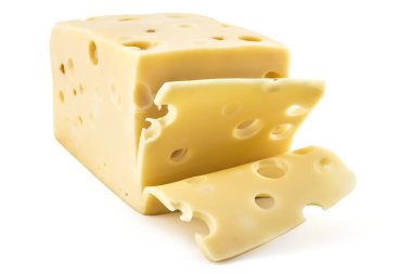 Taze emmental peyniri beyaz zemin üzerine, inek peyniri dilimlenmiş