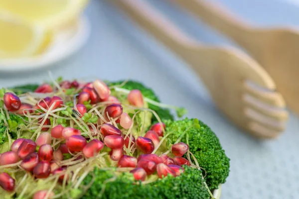 西兰花沙拉配石榴和鳄梨源健康的素食食品 — 图库照片