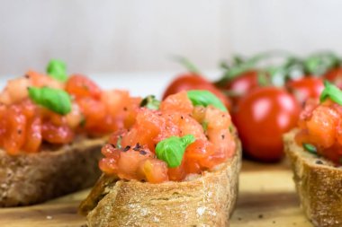 Dilim tost baget ile domates - bruschetta - yakın çekim