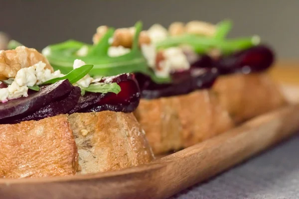 Rebanadas Pan Con Remolacha Asada Sobre Fondo Oscuro Comida Vegetariana — Foto de Stock