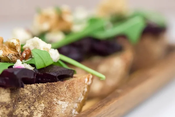 Шматочки Хліба Смаженим Буряком Світлому Фоні Здорова Вегетаріанська Їжа Крупним — стокове фото
