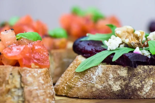 Sándwiches Saludables Rebanadas Pan Con Remolacha Asada Bruschetta Sobre Fondo — Foto de Stock