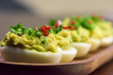 Maydanoz, biber ve turp - sağlıklı kahvaltı-makro ile avokado hamur haşlanmış yumurta dolması