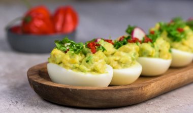 Maydanoz, biber ve turp - sağlıklı kahvaltı-makro ile avokado hamur haşlanmış yumurta dolması