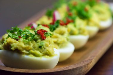 Maydanoz, biber ve turp - sağlıklı kahvaltı-makro ile avokado hamur haşlanmış yumurta dolması