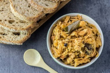 Yeşil kase Bigos - geleneksel Lehçe Paskalya ve Noel yemeği - portre.