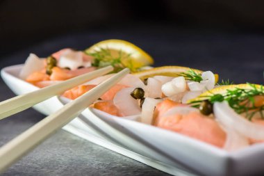 Yeşil biber ve soğan - sağlıklı gıda - tatlı limon suyuyla bir Marine de somon