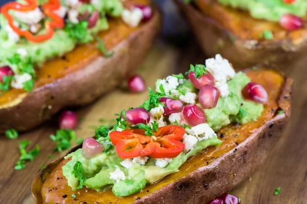 Здорова Їжа Запечена Солодка Картопля Гуакамоле Гранат Крупним Планом — стокове фото