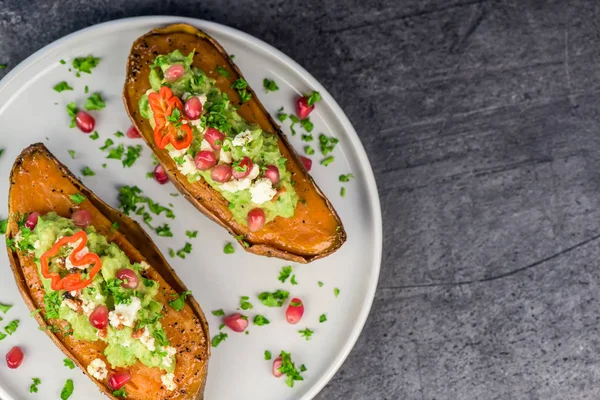 Batatas Doces Assadas Com Guacamole Queijo Feta Romã Bataty Close — Fotografia de Stock