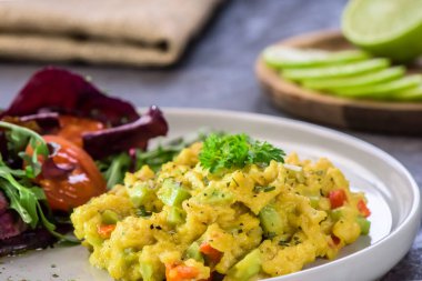Sahanda yumurta biber, avokado ve maydanoz salatası ile mamul Eko ıspanak ve rucola cadı - yakın çekim.