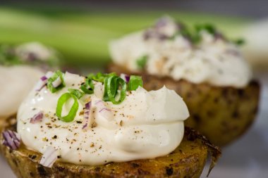 Peyniri beyaz peynir, kırmızı soğan ve bıçak - closeup fırında patates