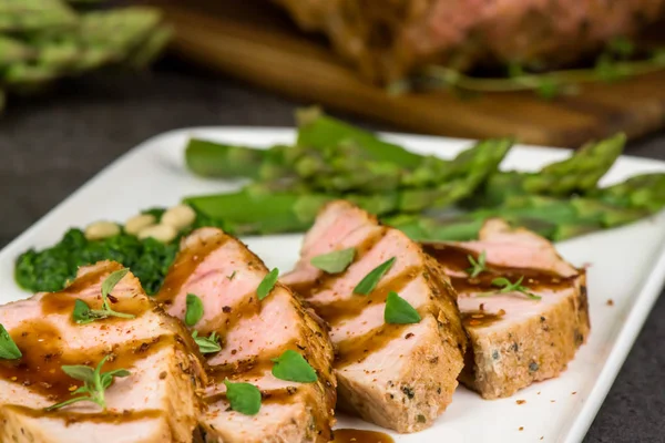 Schweinefilet Und Spargel Hautnah — Stockfoto