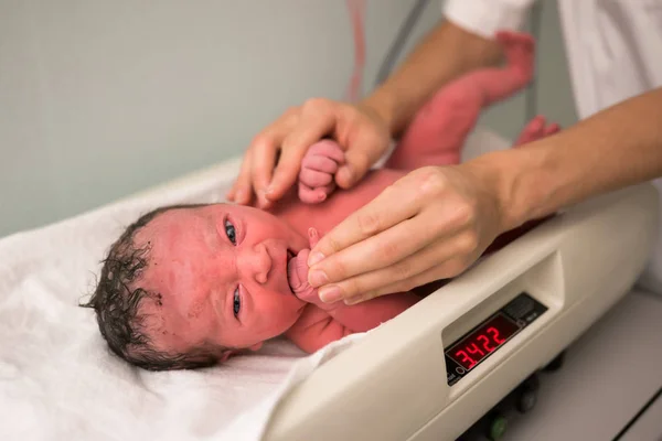 Bebé Recién Nacido Una Hora Edad Con Peso Con Mano —  Fotos de Stock