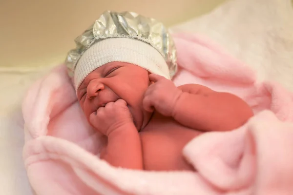 Retrato Cercano Del Bebé Recién Nacido Con Mano Boca Bebé —  Fotos de Stock
