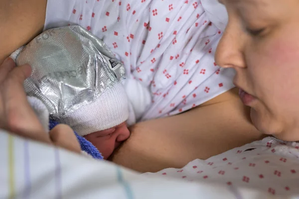 Primera Lactancia Materna Madre Con Hijo Recién Nacido —  Fotos de Stock