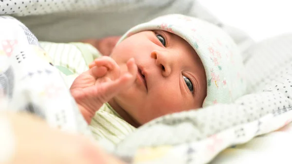 Ένα Νεογέννητο Όμορφο Μωρό Που Δείχνει Έξυπνο Στην Κάμερα Ανοιχτό — Φωτογραφία Αρχείου