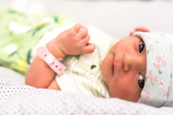 Новорожденный Красивый Ребенок Выглядит Умным Камеру Светло Зеленых Тонах Крупный Стоковое Фото