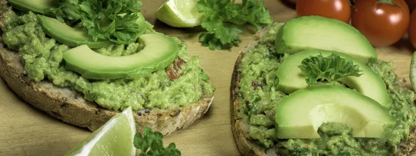 Fatia Pão Com Guacamole Feito Abacate Tomate Limão Poarsley Alho — Fotografia de Stock