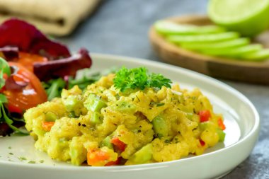 Sağlıklı vejetaryen mutfağı - avokado ile çırpılmış yumurta - yakın plan