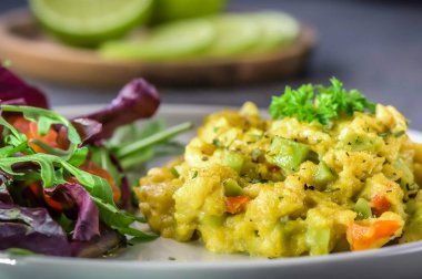 Sağlıklı vejetaryen mutfağı - avokado ile çırpılmış yumurta - yakın plan