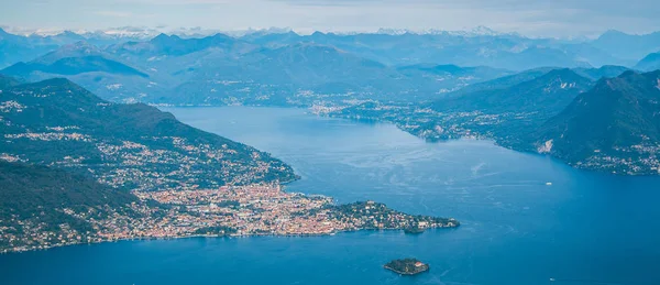 Büyük göl ve dağ manzaralı 