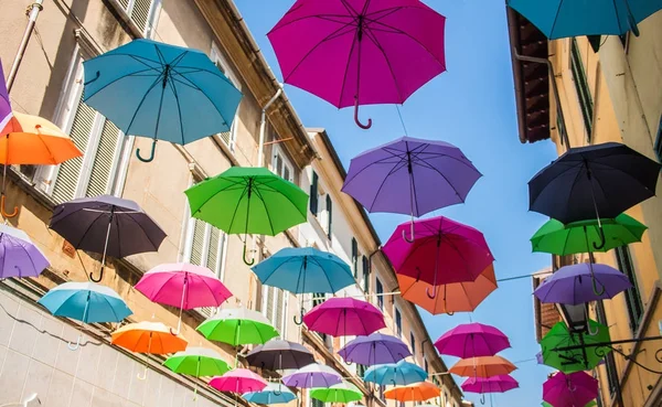 Viele bunte Regenschirme über der Straße lizenzfreie Stockbilder