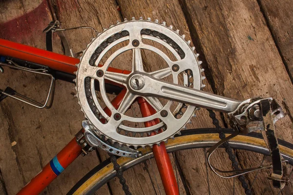 Fahrradritzel auf Holzgrund Stockfoto