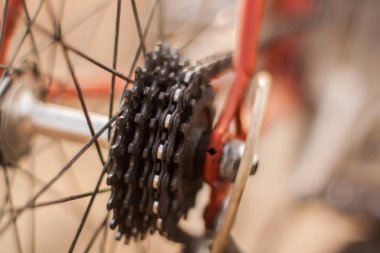 Kırmızı bisiklet arka zincir dişli yakın çekim