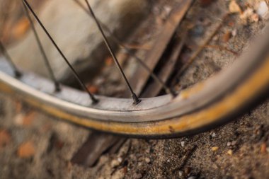 Bisiklet tekerleği yerde.