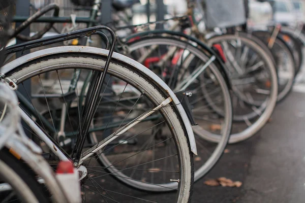 Sokakta birkaç bisiklet park