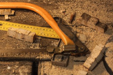 Atölye araçları yalanlar üzerine ahşap masa talaşı tarafından çevrili 