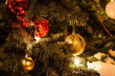 Yeşil kış Noel ağacı oyuncaklar ve ışıklar gece zamanında