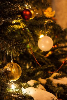 Yeşil kış Noel ağacı oyuncaklar ve ışıklar gece zamanında