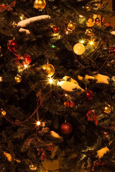 Árbol de Navidad de invierno verde con juguetes y luces en la noche —  Fotos de Stock