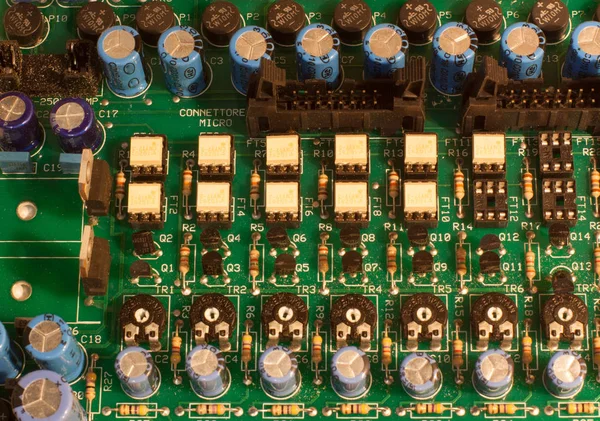 Computer chip met weerstanden en transistors — Stockfoto