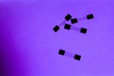 Arkadan vurgulanan sigortalar