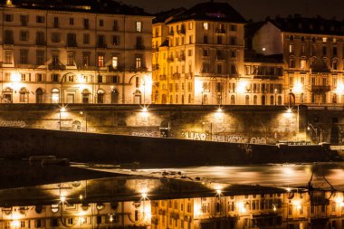 Torino gece city quay fener ışıkları Nehri yakınında