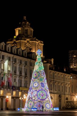 Torino Noel ağacı gece zaman