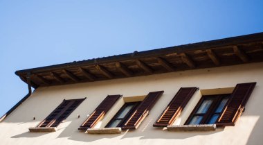 Üç pencere açık, güneşli havalarda foow yakınında