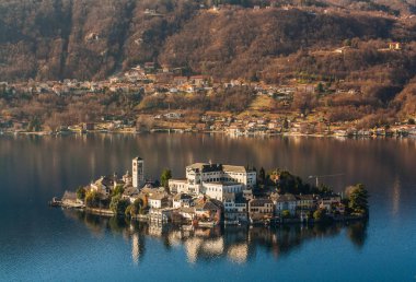 Bağlama tarafından çevrili Gölü town yakınındaki güzel ve muhteşem Adası