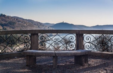 Büyük göl ve dağ güzel panoramik manzaralı eski tezgah