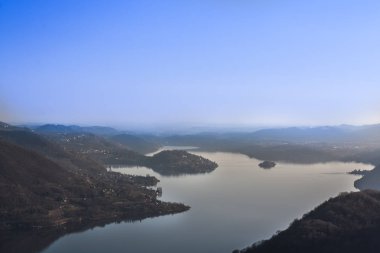 Şehir, büyük güneşli, dağlarda çevrili büyük göl gün temizleyin