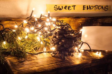 Yılbaşı ağacı ve koni yakın döşeme parlak yeni yıl ışıklar