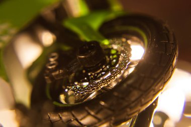 Yeni yıl ışıkları ile çevrili yeşil motosiklet