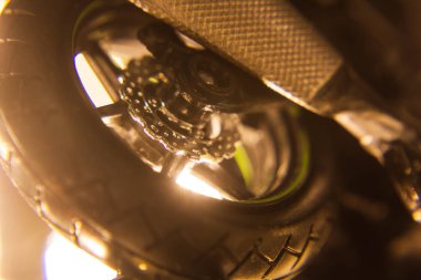 Yeni yıl ışıkları ile çevrili yeşil motosiklet